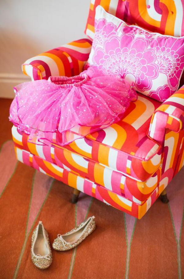 Aksen Geometris pada Kursi dan Bantal